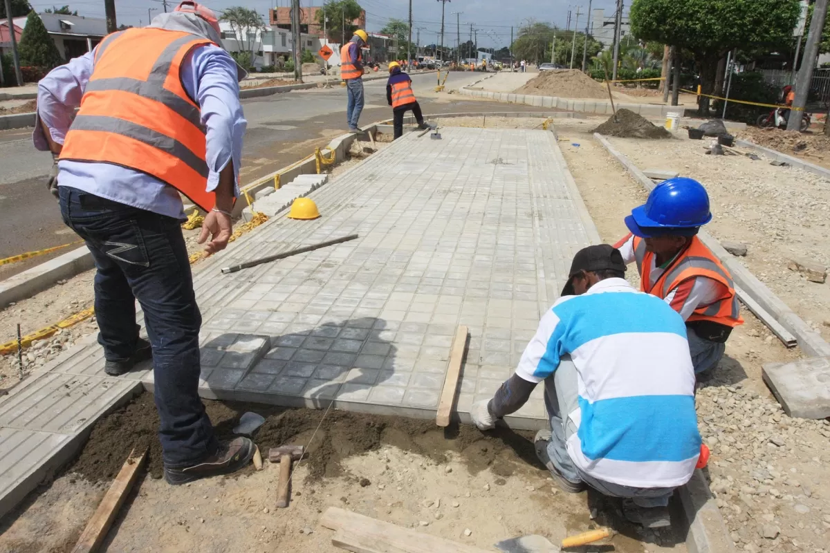 Iniciaron pegado de tabletas de lo que serán los andenes de la doble calzada al puente internacional en Arauca.
